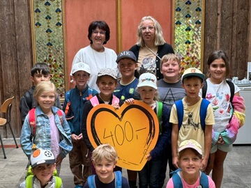 Gruppenfoto Klasse 1a mit Klassenlehrerin und Schulbegleitung