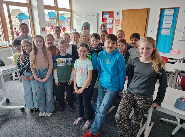 Gruppenbild im Klassenzimmer der 4. Klasse