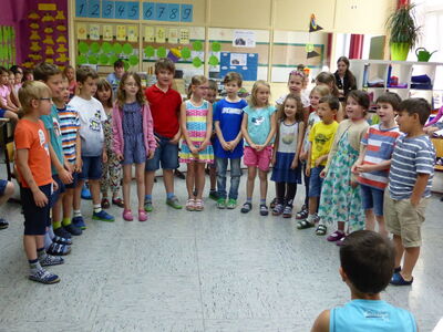 Kinder der Grundschule Haselbach singen und tanzen zusammen.