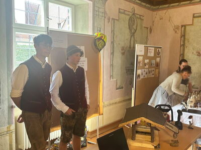 Felix und Ludwig präsentieren ihre Vogelfütterungsstation