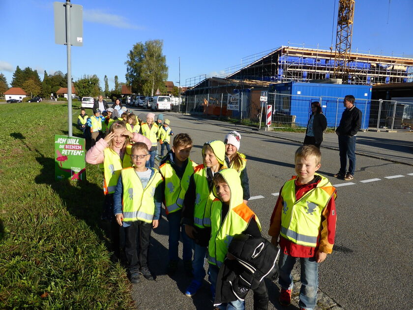 Rektorin Bianca Luczak zusammen mit Bürgermeister Johann Sykora und den Klassenlehrern der Haselbacher Schulanfänger