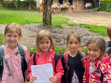 Vier Schülerinnen stehen vor dem Kamelgehege