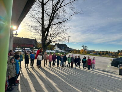 Schüler stehen im Halbkreis und warten auf die Leuchtwesten