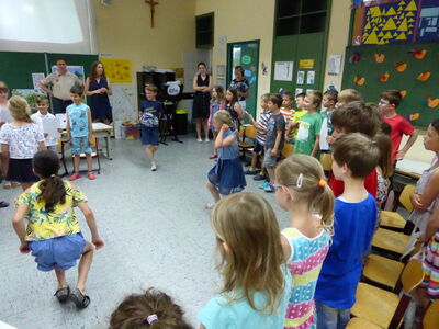 Kinder der Grundschule Haselbach singen und tanzen zusammen.
