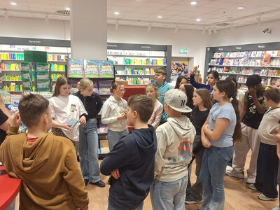 Schüler in der Bücherei