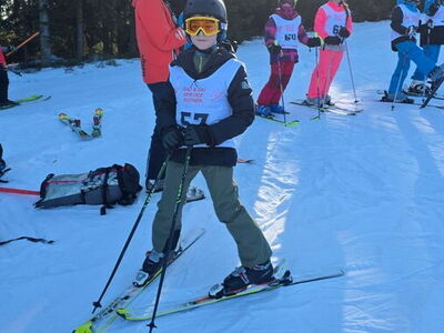 Ein Schüler bereit zur Abfahrt auf Skiern
