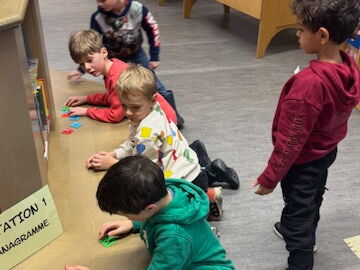 Eine Gruppe Schüler spielt ein Spiel auf einer Bank