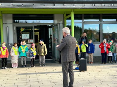 Die Schüler lauschen einer Ansprache