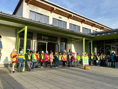 Schüler tragen alle die Leuchtwesten