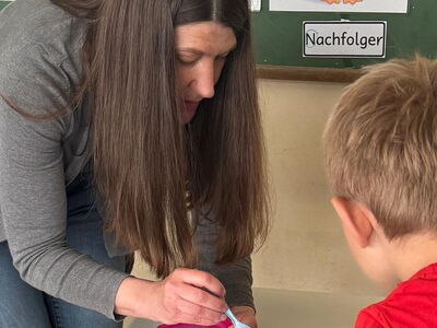 Frau Riedl erklärt den Inhalt einer Brotzeitbox