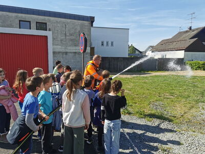 Besuch der 3. Klassen bei der Feuerwehr