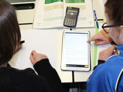 Schüler der Klasse 10 Ma bei ihrer Recherche zu den Strahlensätzen