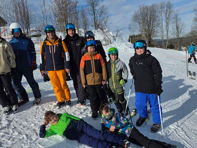 Gruppenbild Schüler in Skiausrüstung