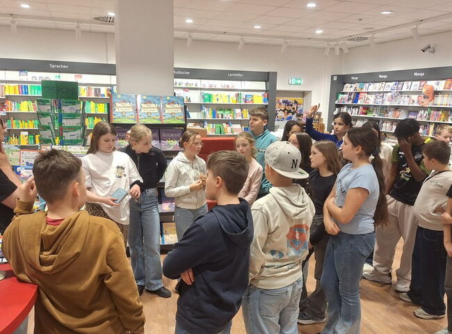 Schüler in der Bücherei