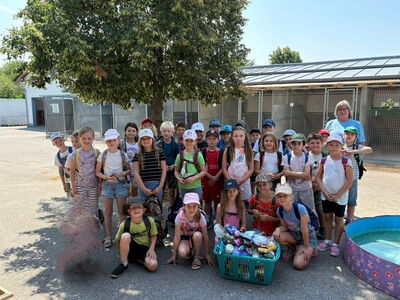Gruppenfoto der zweiten Klassen im Tierheim Straubing