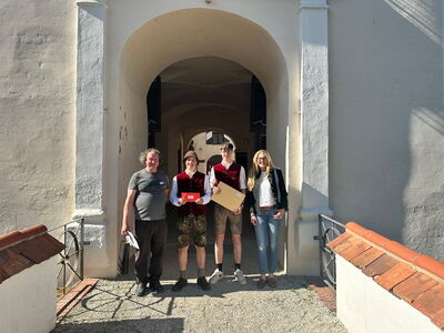 Felix und Ludwig vor dem Tor Schloss Mariakirchens