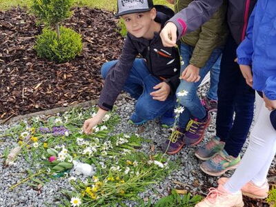 Blumenkränze für die Mutter Gottes.